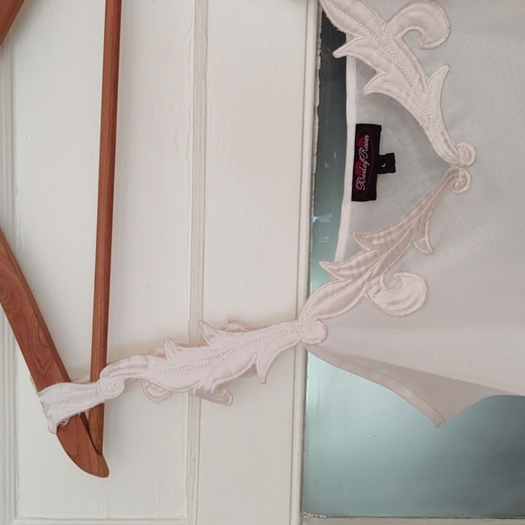 Lingerie - Picture 3 of 5